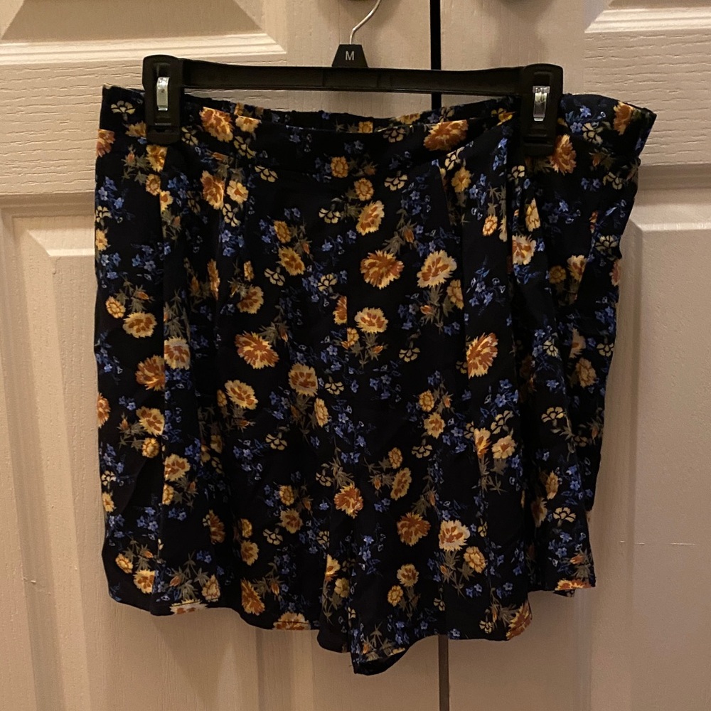 Floral flowy short